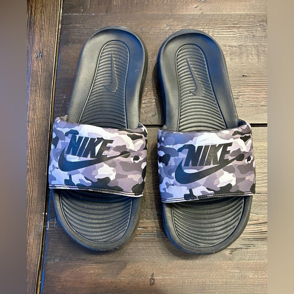 Gray/Black/White Camo Nike slides/sandals size Men 7